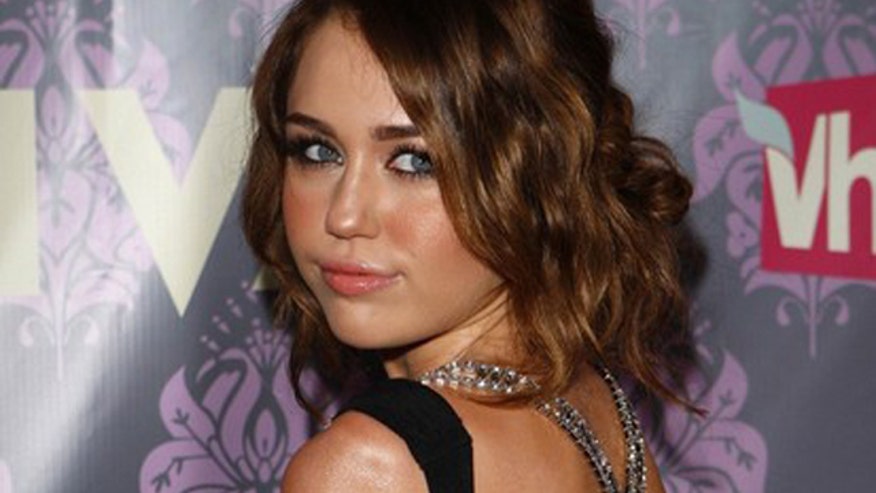 Miley Cyrus Sad red carpet 640